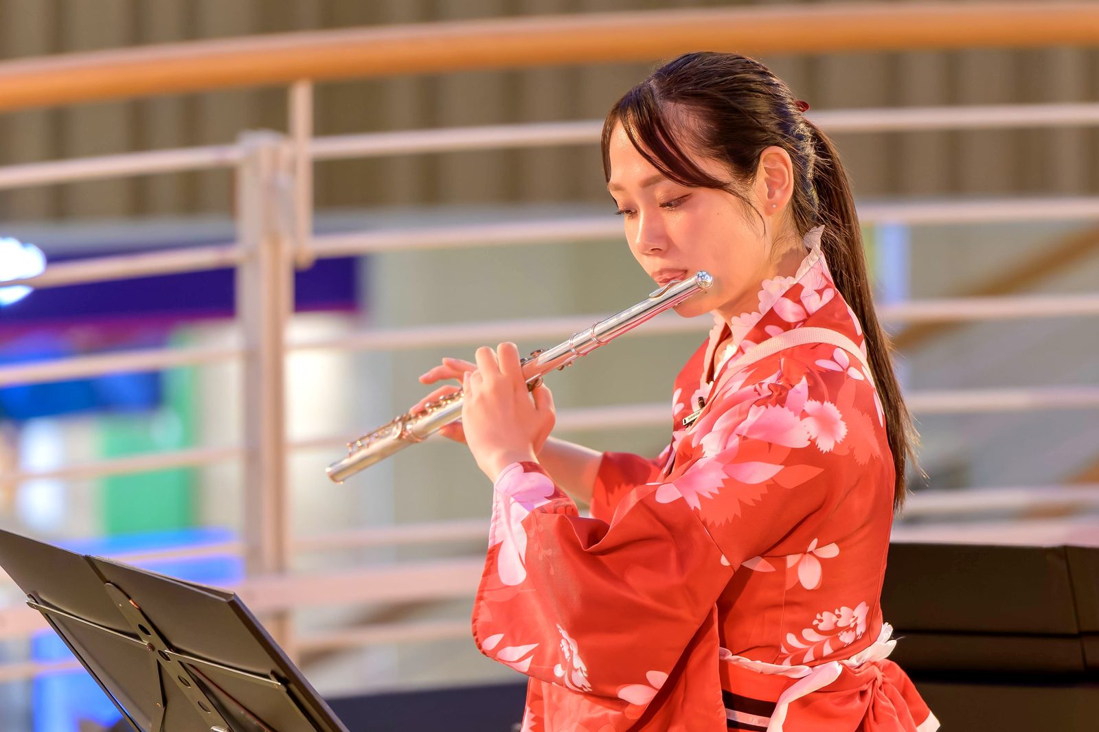 宴会場のスクリーンに映し出された演奏紹介